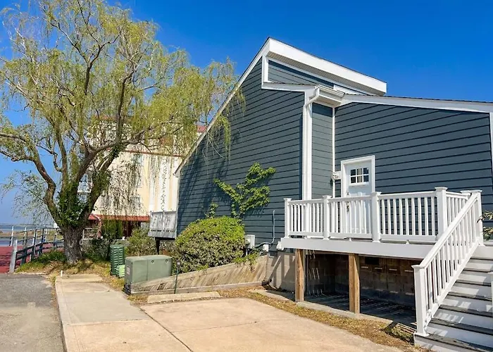 La Vista Bay-114 - 75th St -a *